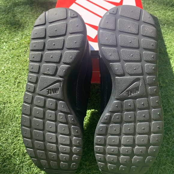 NIB Black Nike Roshe - Picture 3 of 3